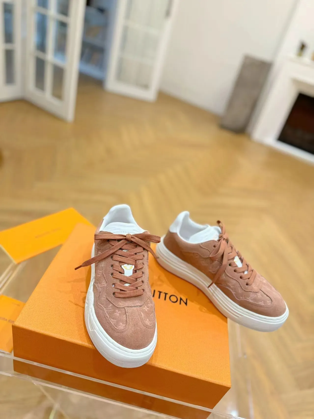 👟👟Ex-factory price 620👟👟Men's size +10 Same style for men and women🔥🔥𝐋𝐕 𝐃𝐢𝐬𝐜𝐨𝐯𝐞𝐫𝐲 2024 new sports shoes thick sole casual ❗️❗️ original purchase development and production LV Discovery lace-up shoes were unveiled at Louis Vuitton's fourth show. They are made of technical mesh fabric and metallic synthetic materials to create a streamlined design. Brand elements embellish the upper and lightweight rubber outsole, with technical shoelaces. Fabric: Original imported cowhide + technology mesh Inner lining: Original customized breathable mesh Sole: Original molded ultra-light rubber foam material Bottom thickness: 5.5CM Size: Women's 35-41 (41 customized), Men's 39-46, (45-46 customized)